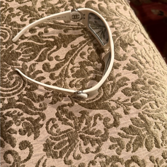 Vintage Chanel sunglasses in good condition- white - Picture 6 of 11